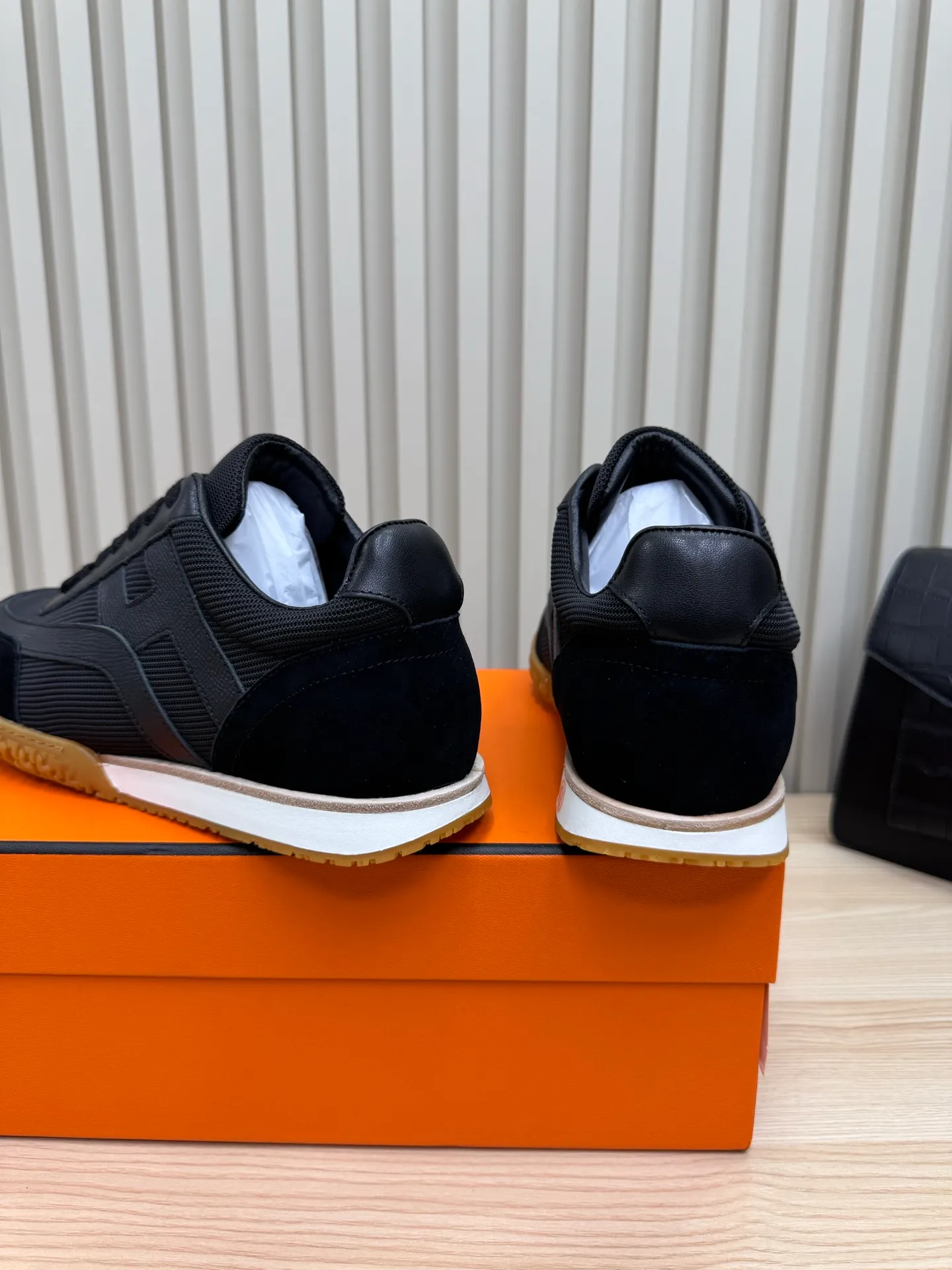 👟👟Ex-factory price 600👟👟 Hermes / Top version #couple style 24ss casual sneakers Suede goatskin sneakers decorated with contrasting patterns and iconic "H" details, beautifully packaged at the delivery counter🛍📦 Fabric: suede + down cloth Lining: mixed sheep lining Outsole: original TPU Bottom thickness: 2CM Size: 35-45